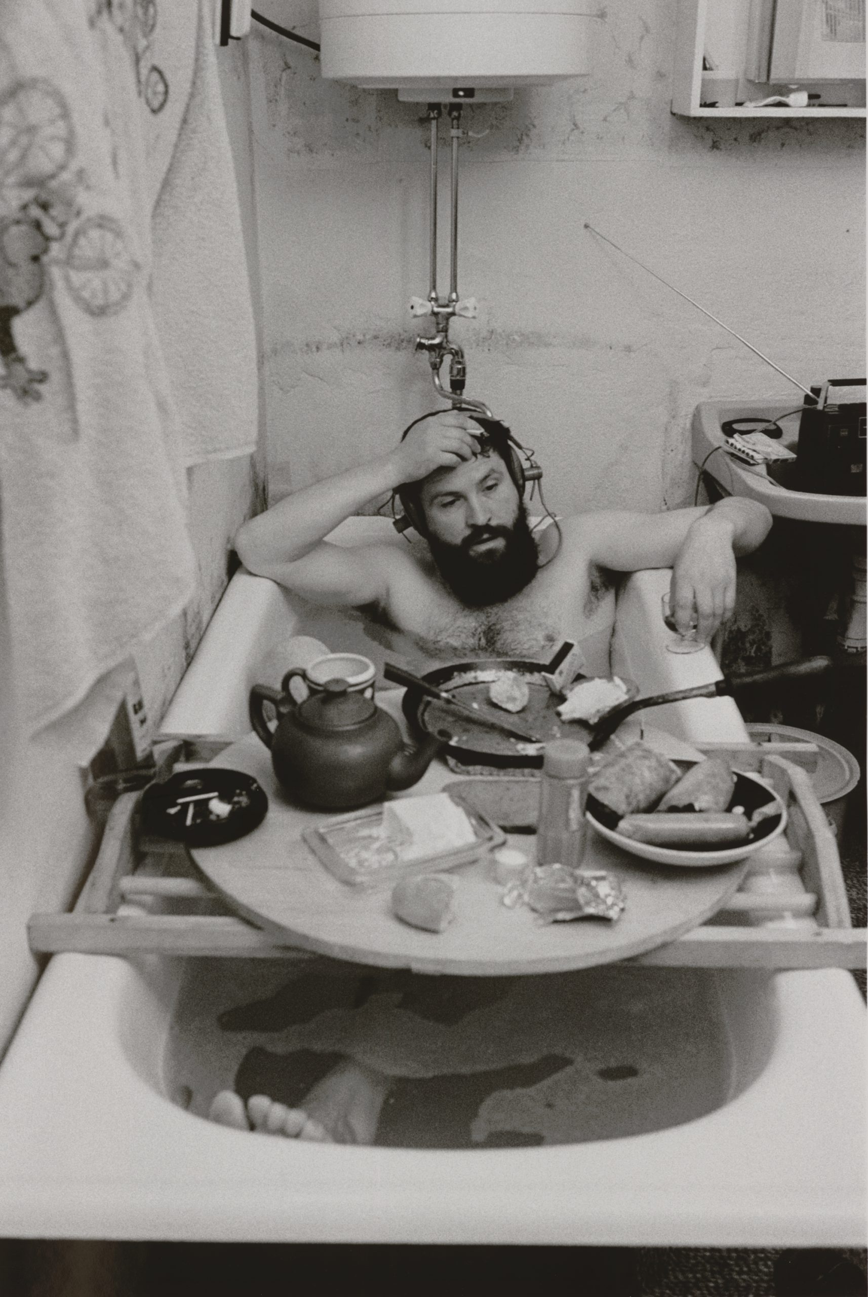 Grimmling in der Badewanne, sich den Ozean denkend, 1984