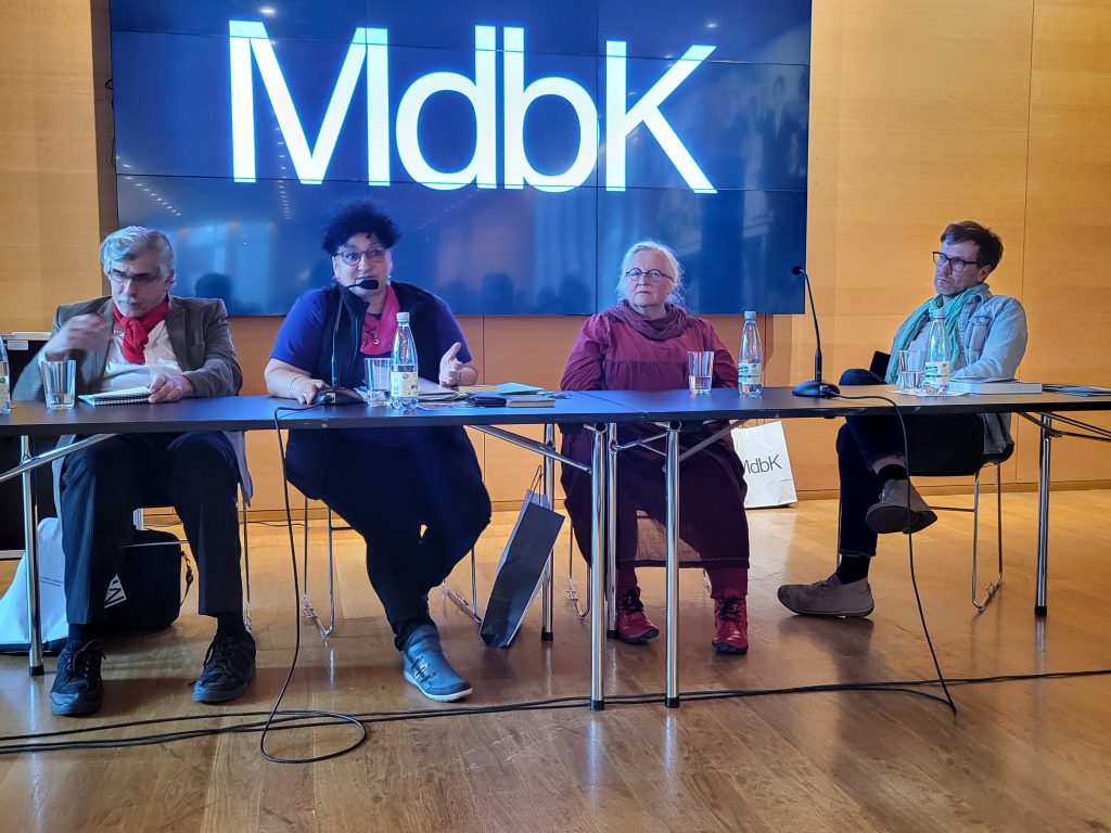 Beim gut besuchten Kunstgespräch saßen im Podium: Michael Touma, Mona Ragy Enayat, Julia Blume und Andrew Marcus Hurttig (von Links)