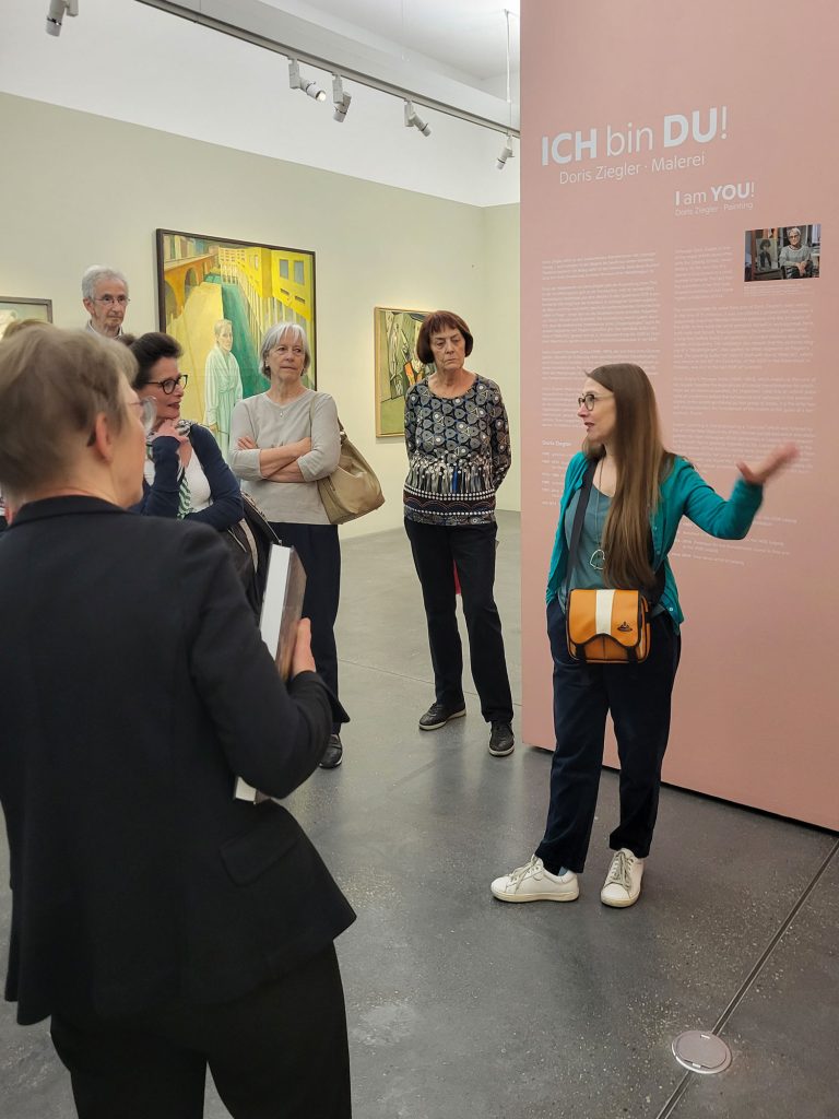 Bei der Führung durch die Ausstellung von Doris Ziegler konnte die Malerin Caroline Kober viele interessante Hinweise zur Person Doris Ziegler und deren Arbeiten geben, beide Künstlerinnen kennen sich seit langem.