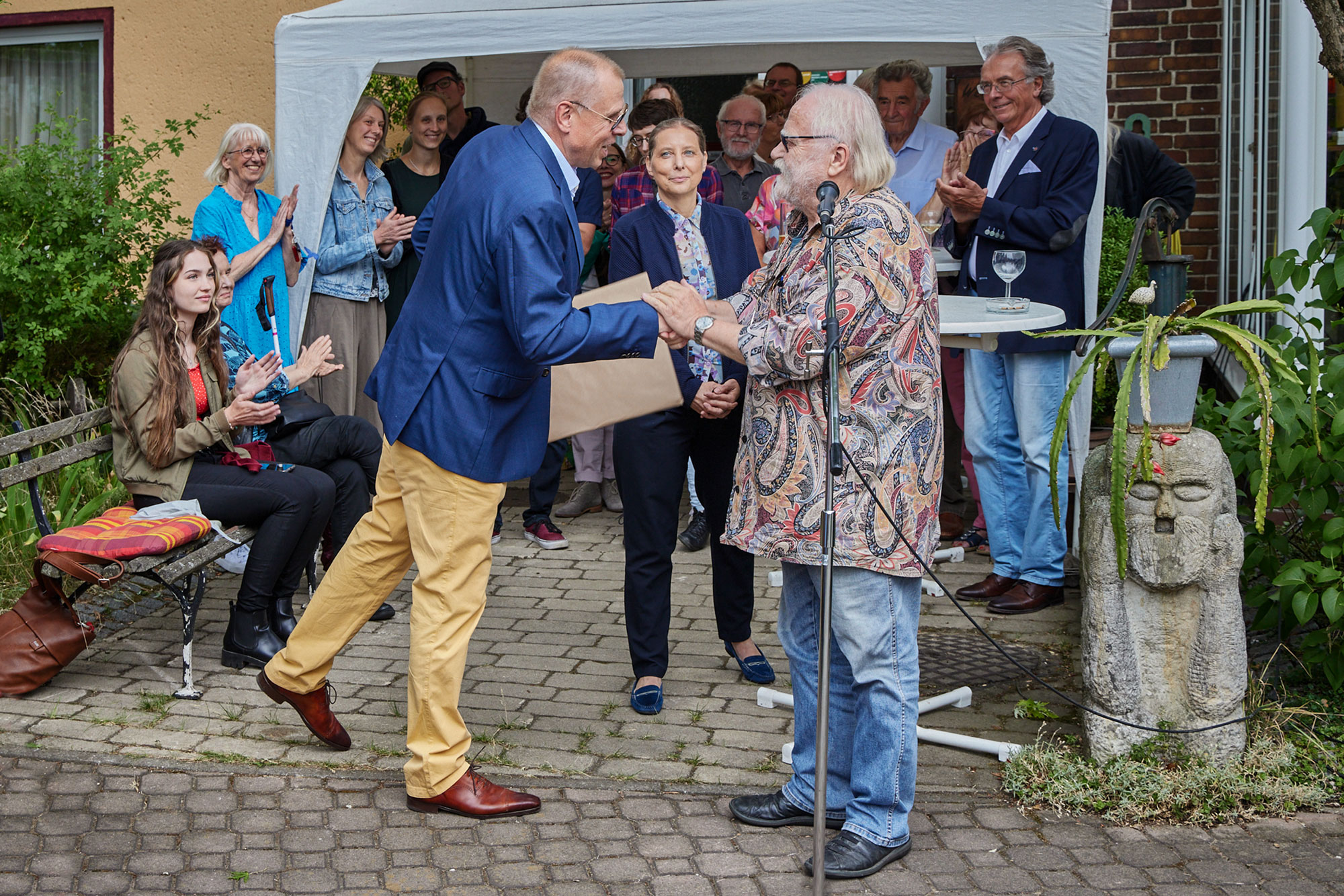 Am 30. Juni, dem Tag des Zustandsdrucks im Künstlerhaus Hohenossig, bedankt sich Reinhard Rössler bei Klaus Delwig für die Unterstützung des LKV für das 33. Druckgrafik Symposion.