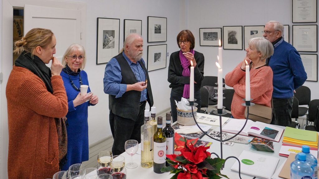 Jeanette und Reinhard Rössler begrüßten uns im Ausstellungsraum mit Kaffee, Wein und Weihnachtsgebäck, so fand sich schnell eine lockere Gesprächsrunde.